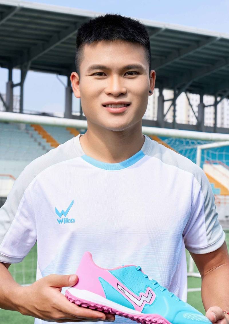 Cầu Thủ Tuấn Hải - Từ Chàng Trai Quê Hương Đến Ngôi Sao Trên Sân Cỏ 2 Nhung ngay dau khoi nghiep tuan hai